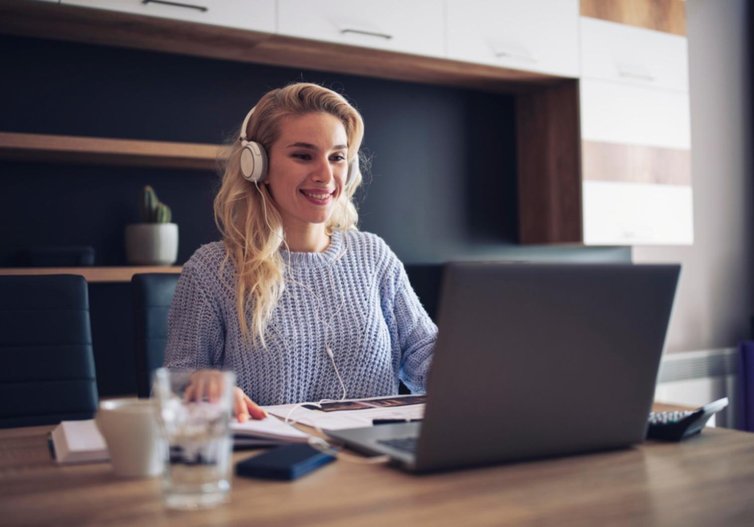 Person arbeitet konzentriert am Laptop mit stabilem Internet für Online-Training