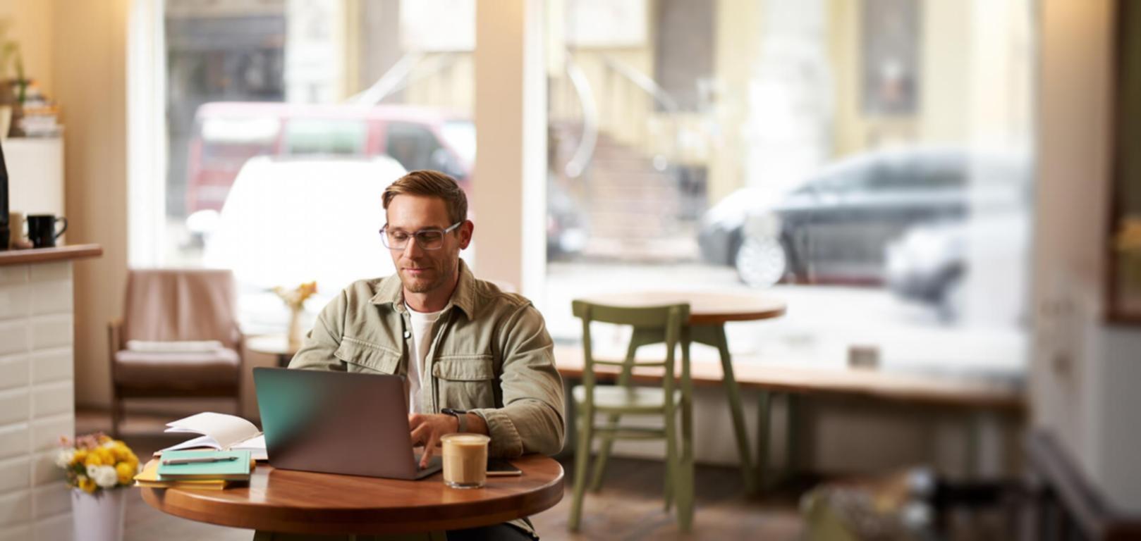Person meditiert in ruhiger Umgebung zur Stressbewältigung